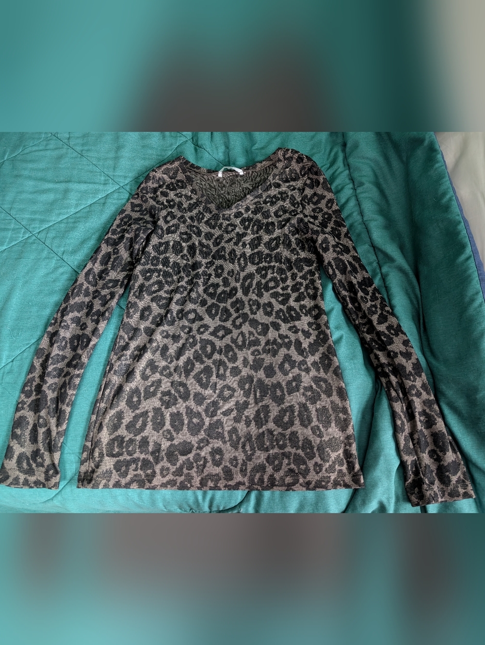 BKE Metallic Long Sleeve Leopard V-Neck Top!!
